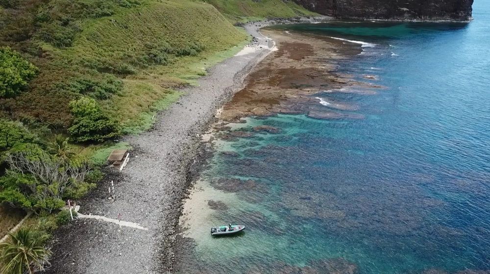 A raft at the remote Nualolo Kai beach landing